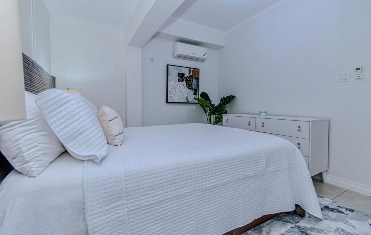 Modern Condo With Pool New Κίνγκστον Εξωτερικό φωτογραφία